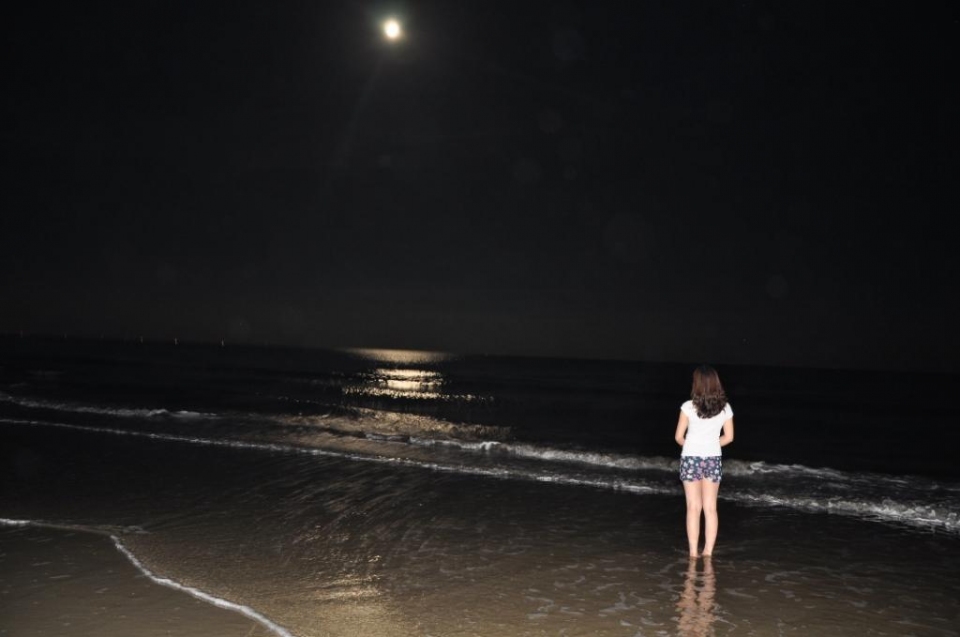 ngắm trăng trên biển